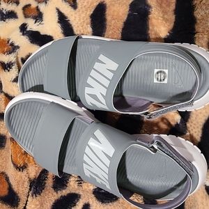 💣Nike slip ons💣